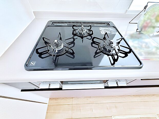 ■3口コンロのシステムキッチンで料理の手順もスムーズに