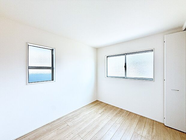 4号棟 ■落ち着いた色合いのお部屋で穏やかな時間を楽しめます