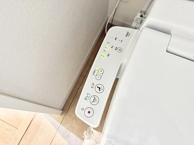 ■温水洗浄で快適、清潔感が保たれるシャワートイレ