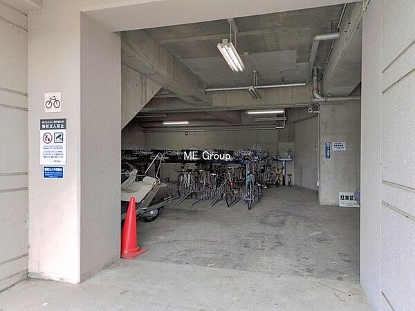 ■敷地内に駐輪場を完備しており、自転車の利用もスムーズです