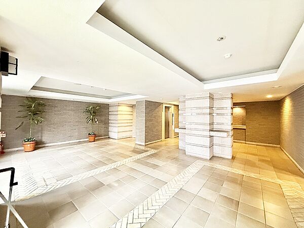 ■落ち着いた雰囲気のエントランスが住まう方を温かく迎えます