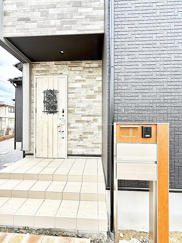 2号棟 ■ シンプルで美しく、住まいの第一印象を彩る玄関です