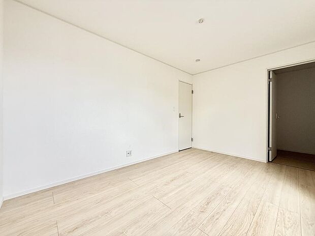 6号棟 ■落ち着いた色合いのお部屋で穏やかな時間を楽しめます