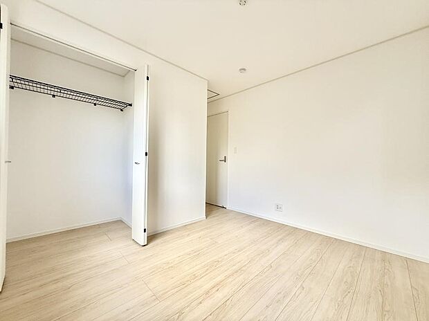 4号棟 ■落ち着いた色合いのお部屋で穏やかな時間を楽しめます
