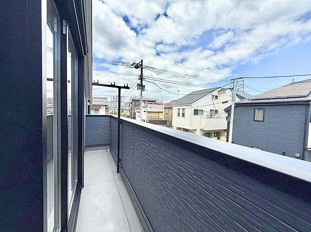3号棟 ■ 心地よい風と光を感じる、くつろぎのバルコニー