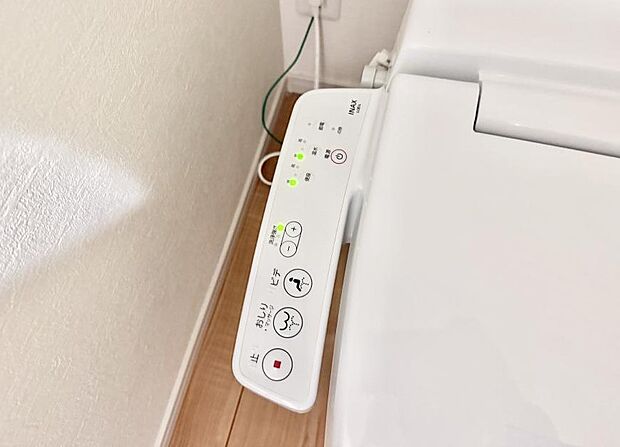 ■温水洗浄で快適、清潔感が保たれるシャワートイレ