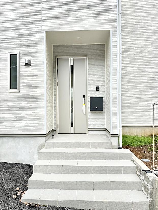 13号棟 ■ シンプルで美しく、住まいの第一印象を彩る玄関です