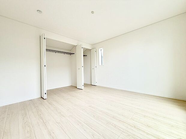 1号棟 ■シンプルな空間で、収納付きベッドやデスクなど、多機能な家具を活用しやすいです
