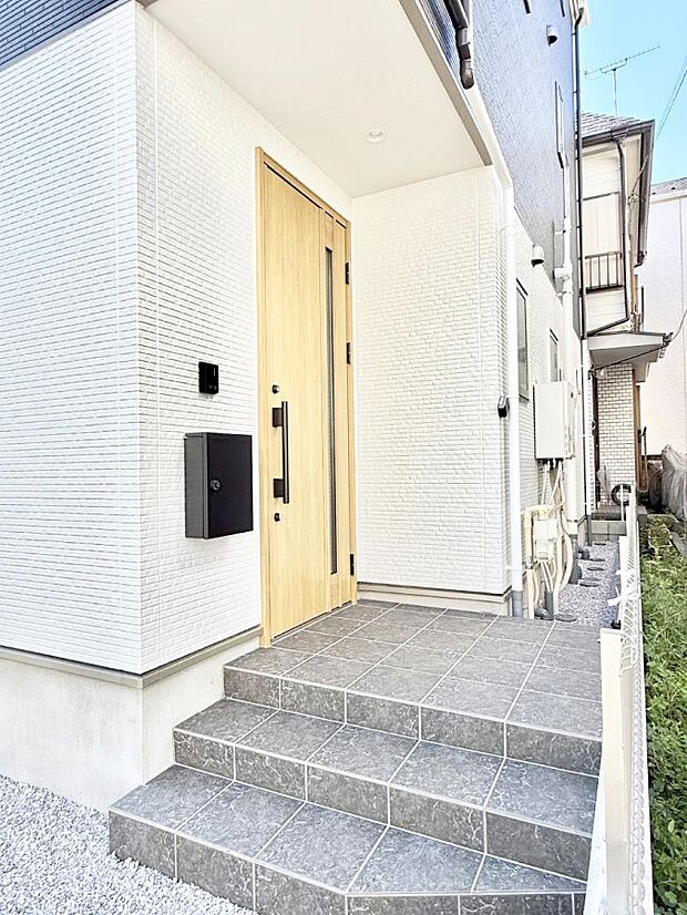 1号棟 ■ シンプルで美しく、住まいの第一印象を彩る玄関です
