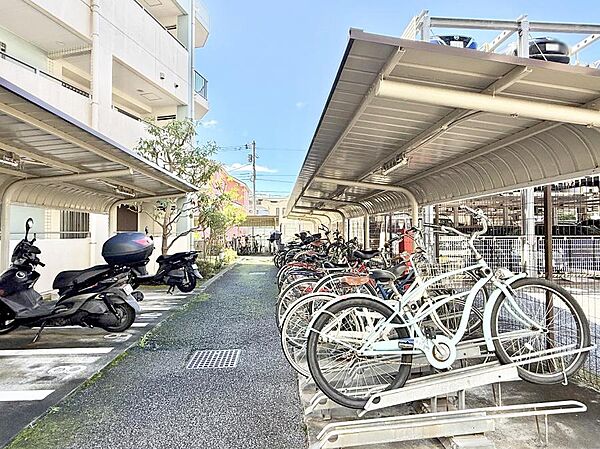 ■敷地内に駐輪場を完備しており、自転車の利用もスムーズです