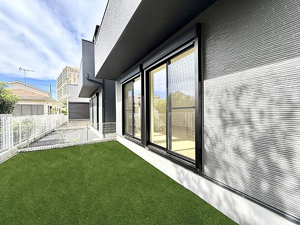 2号棟  ■心にゆとりをもたらす、自然を感じられる住環境が魅力です（芝生はイメージです）