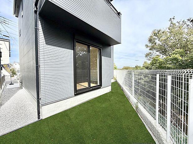 1号棟  ■心にゆとりをもたらす、自然を感じられる住環境が魅力です（芝生はイメージです）
