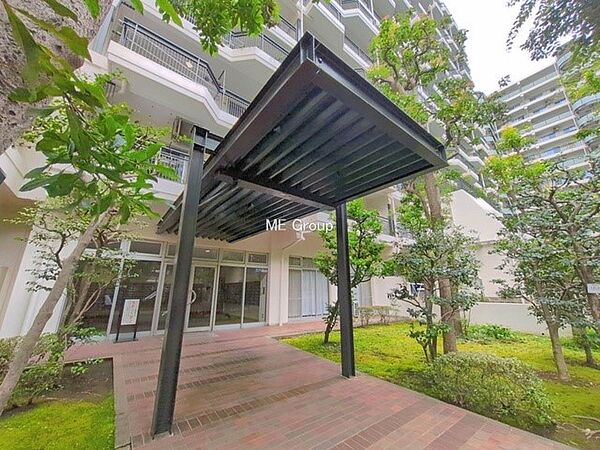 ■落ち着いた雰囲気のエントランスが住まう方を温かく迎えます