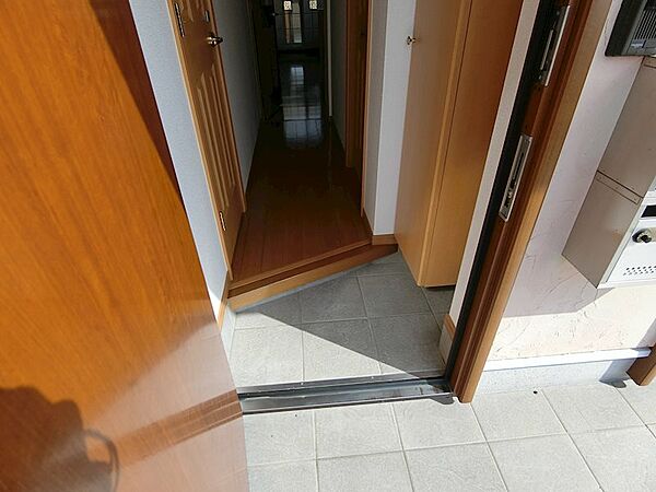 画像8:スッキリとした玄関。下駄箱も付いています！　同型タイプ