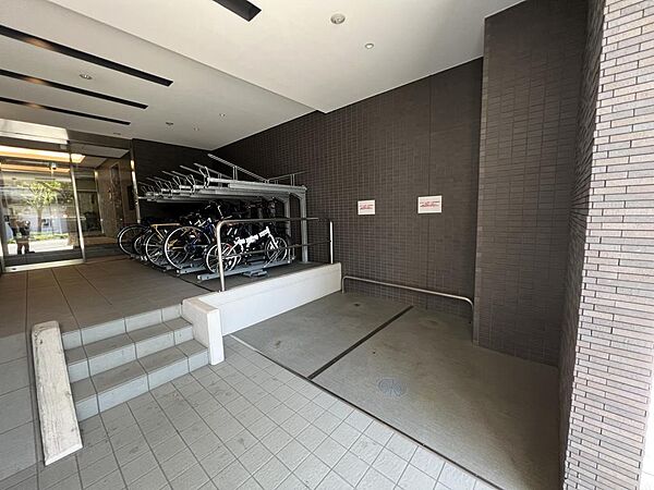 画像15:駐輪スペース（無料）バイク置場（有料）