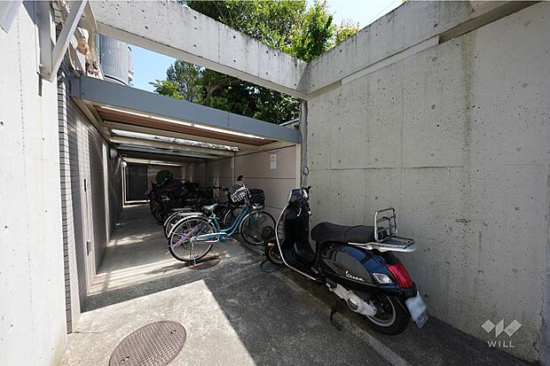 駐輪場とバイク置き場