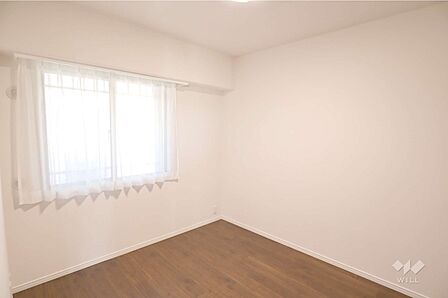 北東側洋室約5.3帖です。窓が付いており採光良好！壁一面にクローゼットが設置されているお部屋です。