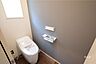 トイレ：トイレは、タンクレストイレになっており、掃除がしやすいです。換気窓付きで、清潔を保てます。また、便利な洗浄便座付き。