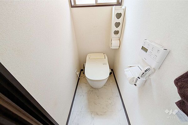 トイレです。タンクレスで掃除がしやすいシンプルな造りになっています。うれしい洗浄便座付き。［2025年8月24日撮影］