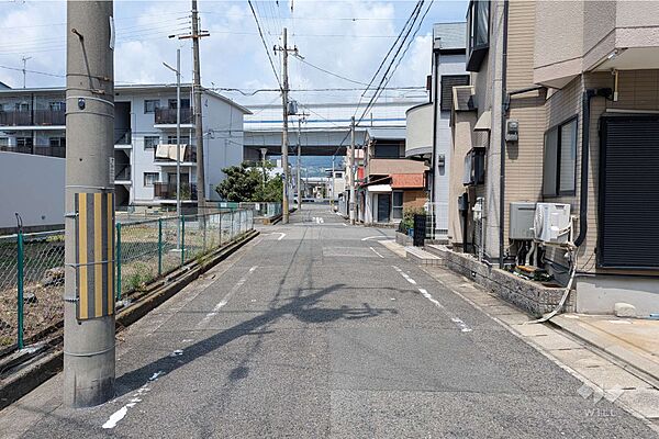 物件の西側前面道路（南側から）です。すぐ北側に国道43号線が見えます。［2025年8月17日撮影］