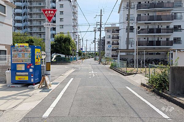物件の西側前面道路（北側から）です。周辺はマンションと一戸建てが混在する住宅地。［2025年8月21日撮影］