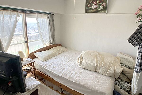 南側和室4.5帖です。大きな窓が特徴で、こちらからも神戸の街並みを一望できます！［2025年9月1日撮影］
