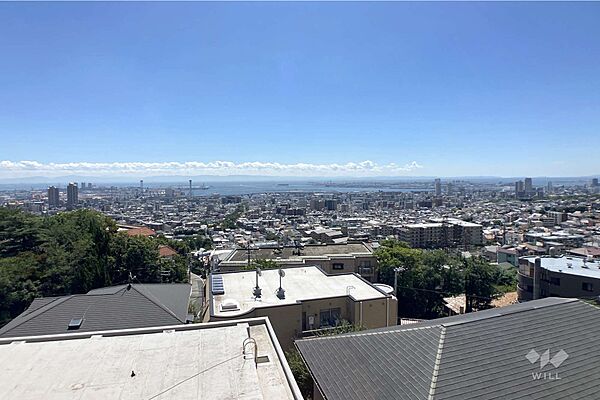 バルコニーからの眺め（南東方向）です。高台の立地で眺望良好！！神戸の街と大阪湾を一望できます！［2025年9月1日撮影］