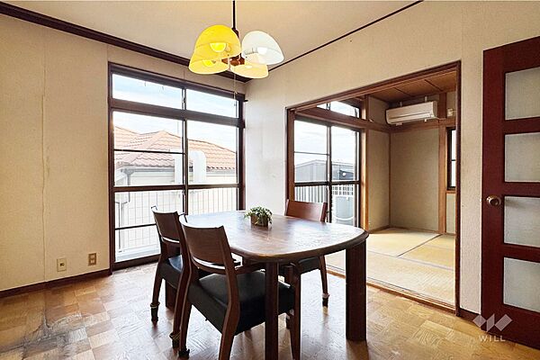 ダイニングです。南東向きバルコニーに面しており、採光良好！隣接する和室とつなげて広く使うことも可能です。［2025年6月27日撮影］