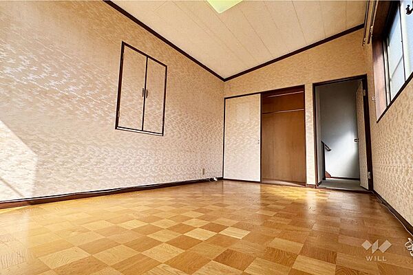 北側洋室約7.5帖です。ゆとりある7帖以上の広さが魅力です。［2025年6月27日撮影］