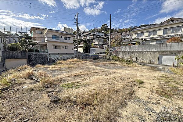 物件の外観（東側から）。建物のプランもご提案できます。ご希望を是非お聞かせくださいませ。［2025年11月11日撮影］