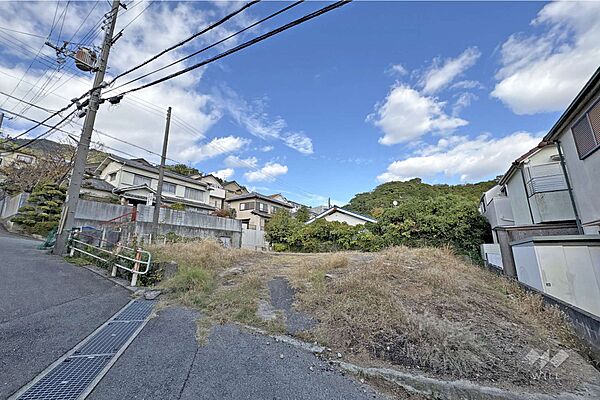 物件の外観（南側から）。約83坪の更地の土地です。［2025年11月11日撮影］