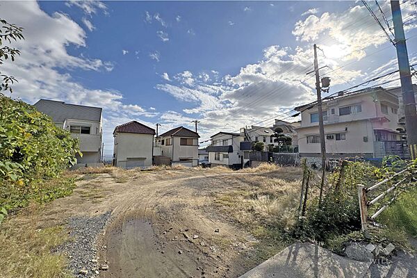 物件の外観（北側から）。建築条件無しの更地土地。お好きなハウスメーカーにて建築頂けます。［2025年11月11日撮影］