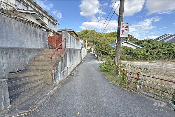 物件の北西側前面道路（西側から）［2025年11月11日撮影］