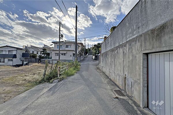 物件の北西側前面道路（東側から）［2025年11月11日撮影］