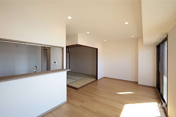 LDKは約14.7帖の横長リビングのプラン。南向きバルコニーに面しており、日当たり良好！［2025年10月9日撮影］