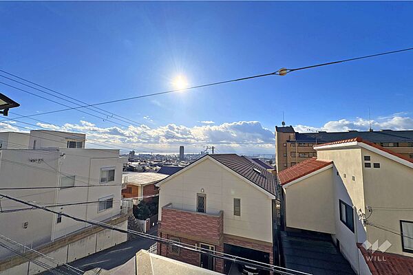 バルコニーからの眺め（南東方向）です。特別高い建物がないので開放感があります！遠くに神戸の海も見えます！［2026年1月11日撮影］