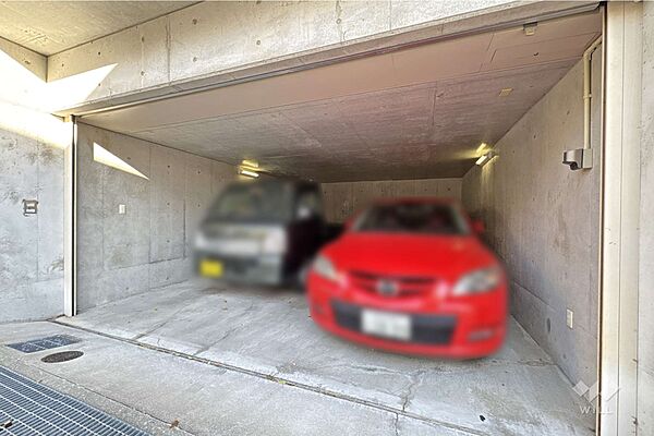 お車2台駐車可能なガレージ。シャッター付です。幅・高さ・奥行きにゆとりがございます。［2026年1月11日撮影］