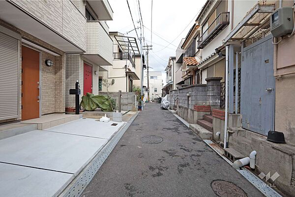 物件の南側前面道路（西側から）［2024年12月26日撮影］