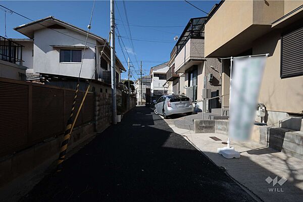 物件の南側前面道路（東側から）です。［2026年2月19日撮影］