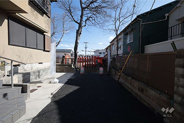 物件の南側前面道路（西側から）です。［2026年2月19日撮影］