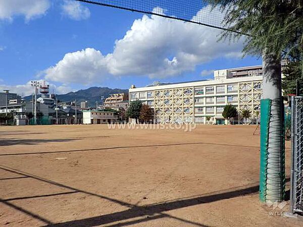 御影中学校[公立]の外観
