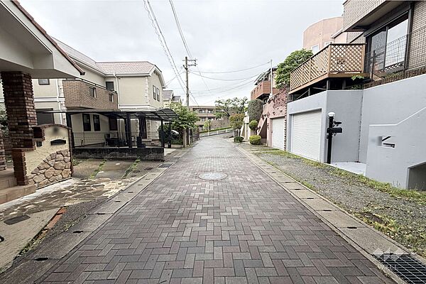 物件の南側前面道路（東側から）です。ゆとりある広さで車の移動がしやすいです。［2026年4月30日撮影］