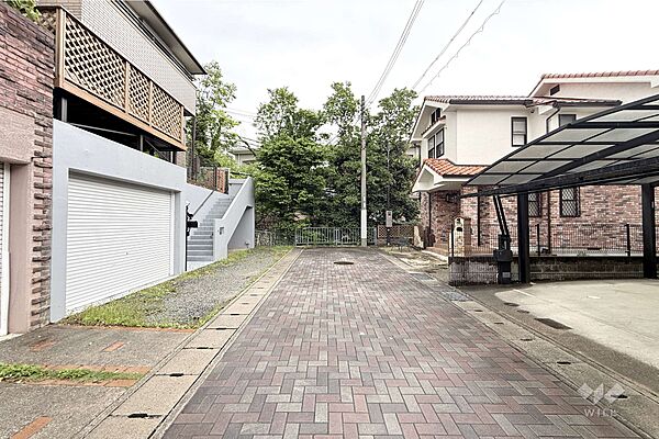 物件の南側前面道路（西側から）です。［2026年4月30日撮影］
