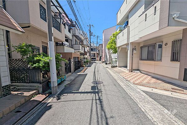 物件の南側前面道路（東側から）です。［2026年5月19日撮影］