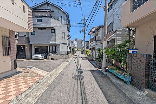 物件の南側前面道路（西側から）です。［2026年5月19日撮影］