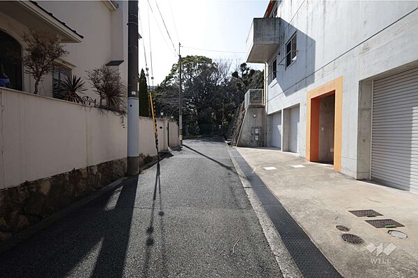 物件の南側前面道路（東側から）です。［2026年3月5日撮影］