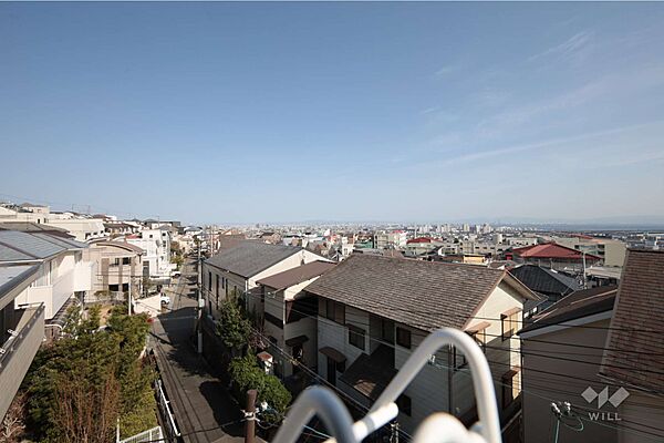 バルコニーからの眺め（南東方向）です。高台立地のため神戸の街・海を一望できます！［2026年3月5日撮影］