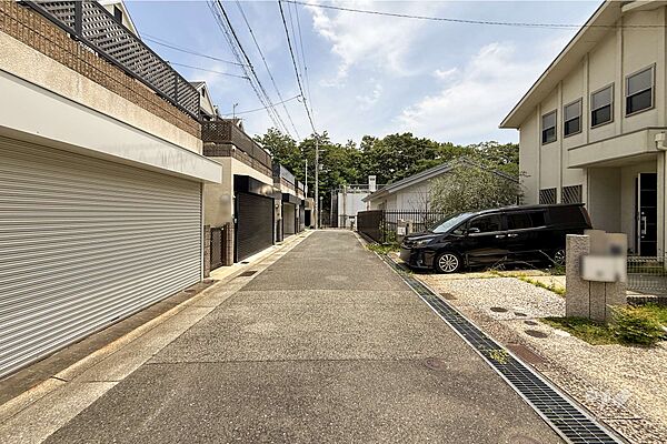 物件の北側前面道路（西側から）［2026年6月30日撮影］