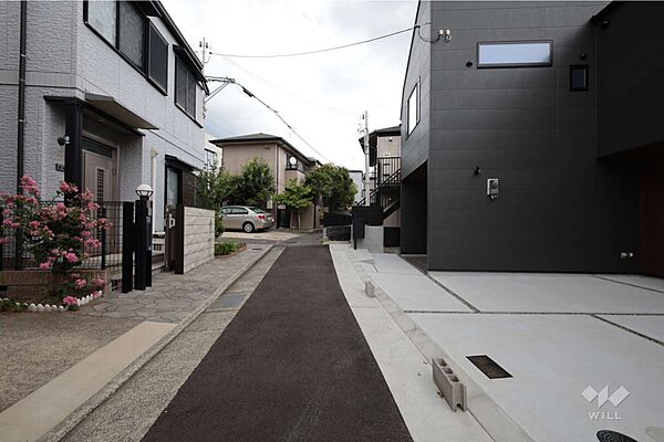 物件の北西側前面道路（南西側から）［2025年8月28日撮影］