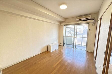 南東側洋室約5.7帖です。南向きバルコニーに面しており、採光良好。［2026年7月9日撮影］